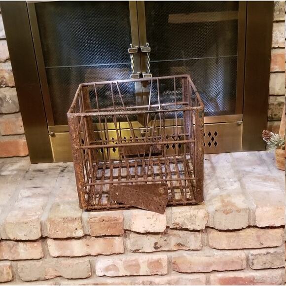 Vintage Wire Milk Crate, Rusty Large Storage, Farmhouse Primitive Kitchen - Picture 1 of 6